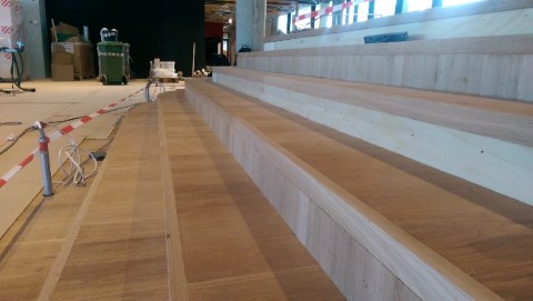 Entrétrapp i massiv ek – detalj